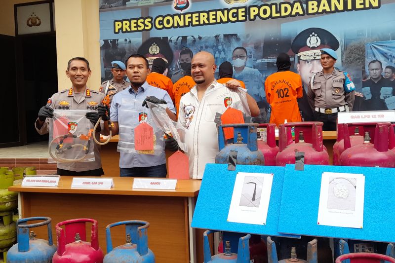 Kabid Humas Polda Banten Kombes Pol Didik Hariyanto (ketiga dari kanan) saat ungkap kasus pengoplosan gas elpiji 3 kg ke 12 kg di Polda Banten, Selasa (19/9/2023) (gemapos/ant)